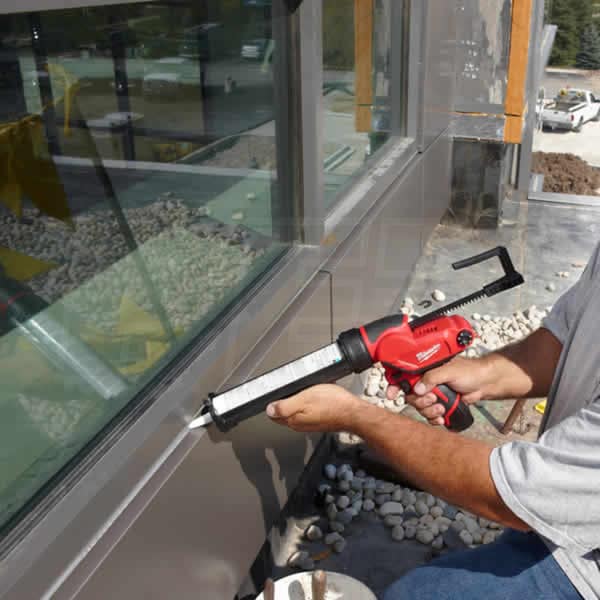 Milwaukee 244121 M12 10OZ Caulk Gun Kit Milwaukee 244121