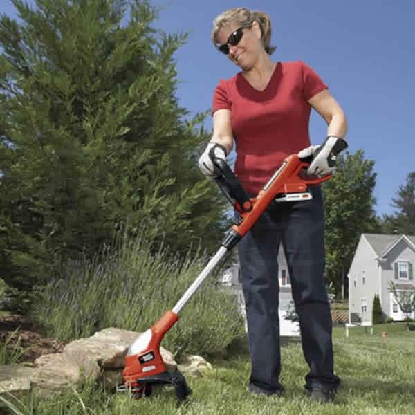 BLACK+DECKER LST220 20V MAX Lithium-Ion 12 Cordless String Trimmer / Edger